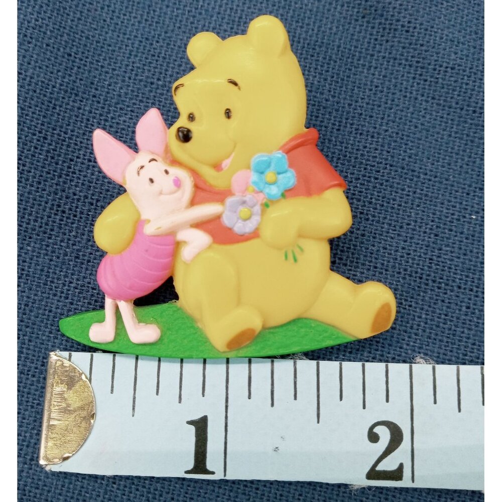 Vintage Disney Winnie the Pooh Piglet Pin 3D 1999 Avon Flowers Friends AA Milne - Picture 4 of 4